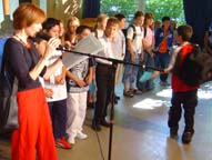 Frau Wundenberg mit SchülerInnen der Klasse 5a